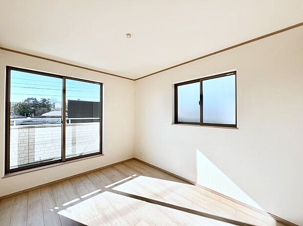 バルコニーが開放感をプラスしてくれる洋室