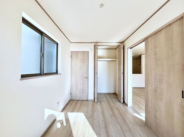 リビングの隣にある洋室。扉を開放して広く利用することも可能です。