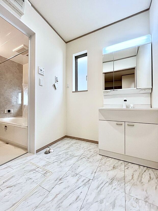 身支度もスムーズにおこなえる脱衣場。