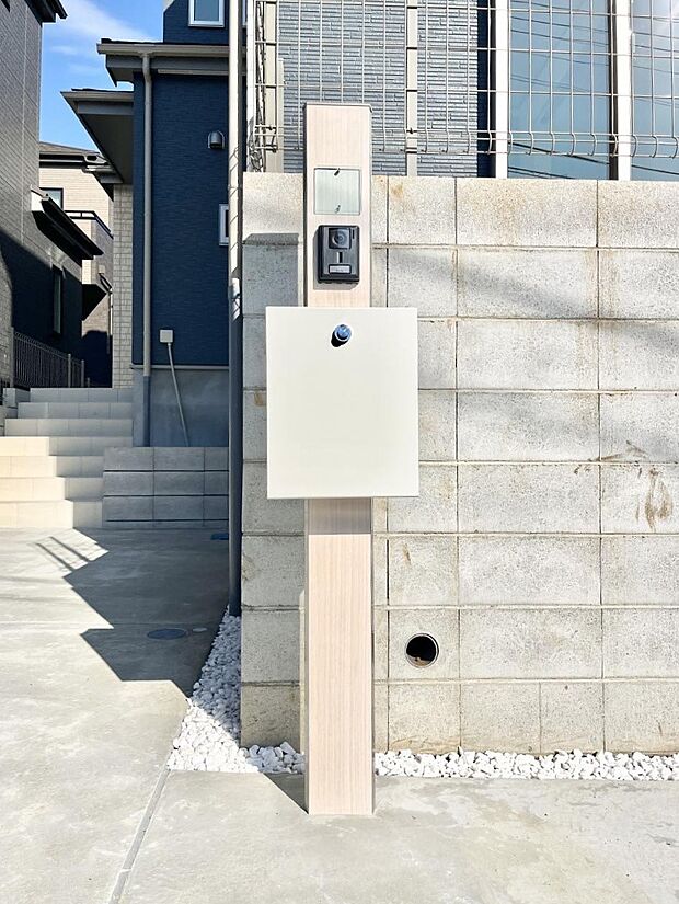 表札・インターホン・ポストをひとつに集約。エントランスになじむシンプルデザイン。