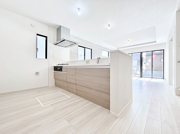 リビングで遊ぶお子様を見守りながらお料理ができる対面キッチン。