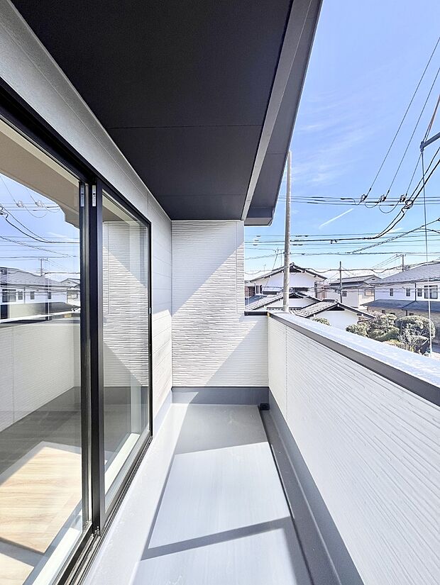 暖かな陽光が降り注ぐバルコニーはお洗濯におすすめ。爽やかな風も心地よいです。