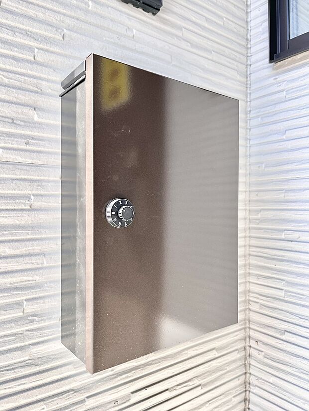 シンプルデザインのポスト。