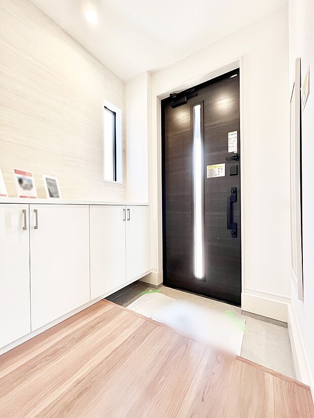 明るい陽光が入り込む玄関。ご家族の靴もスッキリ収納できる玄関収納付き!