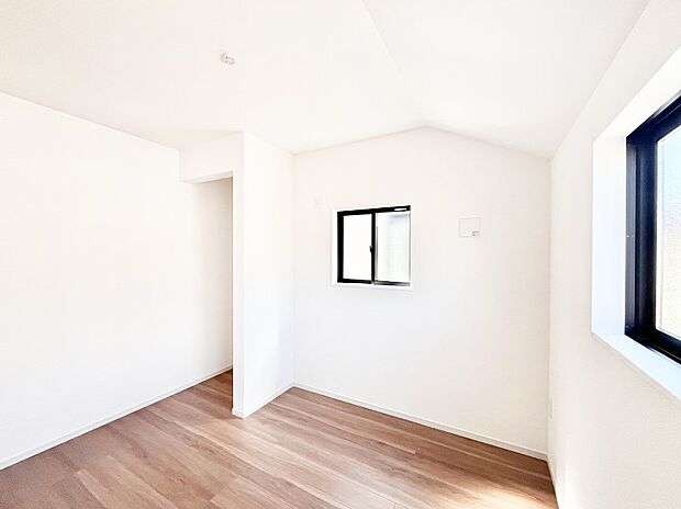 やさしい光がさしこむ居室はしっかり収納付き