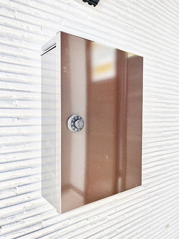 シンプルデザインのポスト。