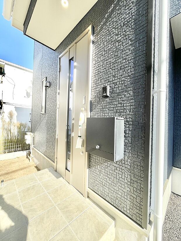 シンプルで落ち着いた雰囲気の玄関周り