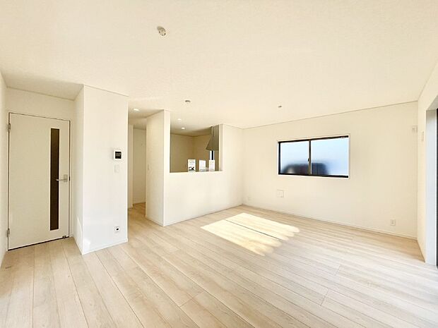 明るい陽光が注ぎ、寛ぎの雰囲気に満たされるリビング・ダイニング。