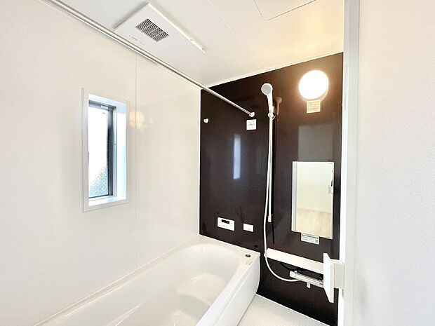 一日の疲れを癒してくれる明るい清潔感のあるバスルーム