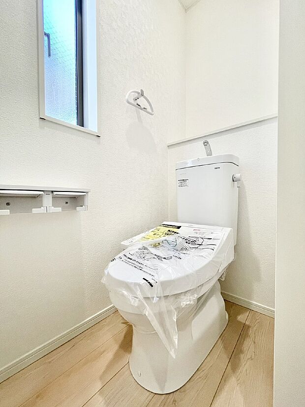 明るく清潔感のあるトイレです。