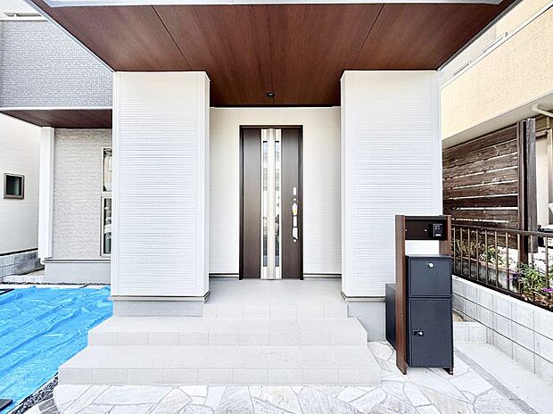 大切な家族、来客を出迎える玄関。