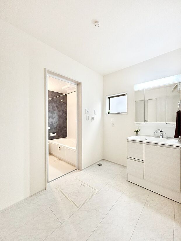 身支度もスムーズにおこなえる脱衣場      