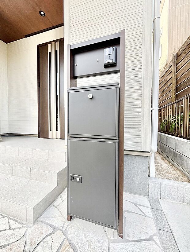 シンプルデザインのポスト。