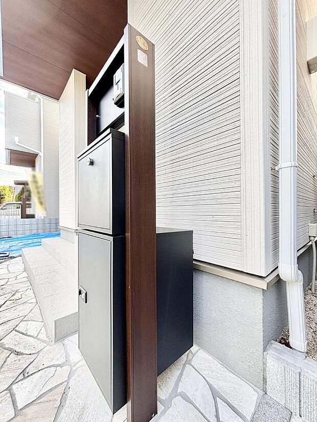 宅配ボックス付きで時間を気にせず宅配物をいつでも安全に受け取れます。 