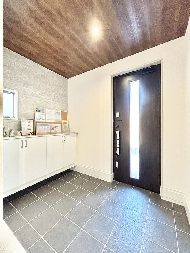 明るい玄関はお客様をお出迎えするのにぴったりです！ 