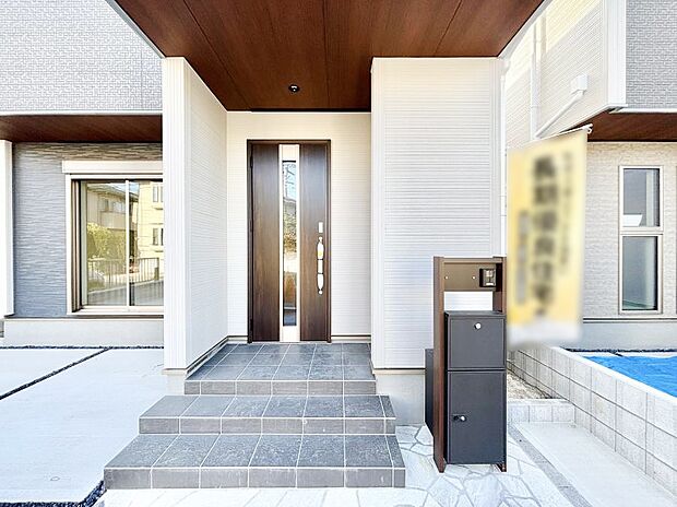 大切な家族、来客を出迎える玄関。