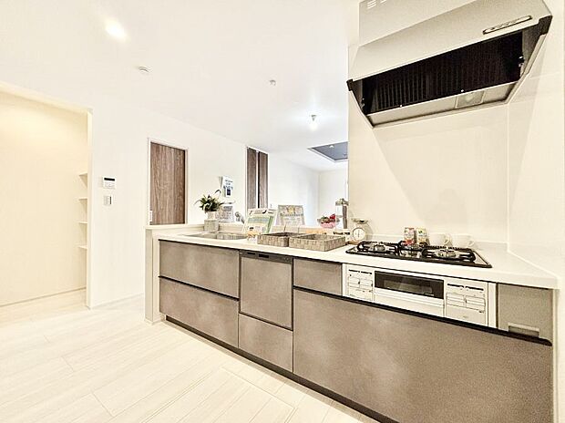 リビングで遊ぶお子様を見守りながらお料理ができる対面キッチン。