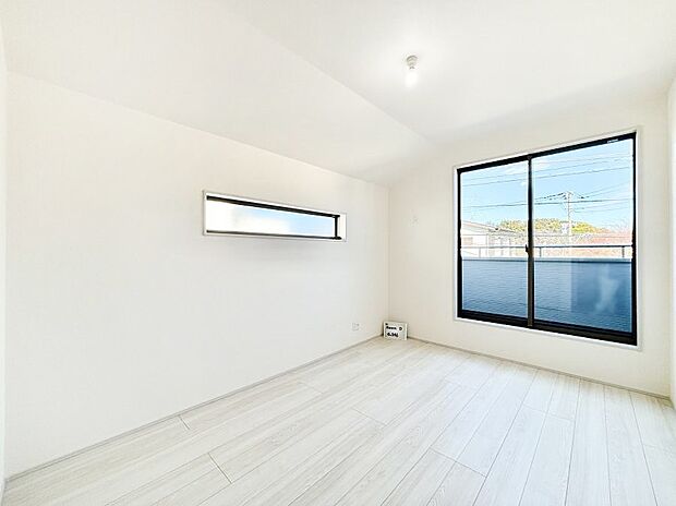 バルコニーが開放感をプラスしてくれる洋室  