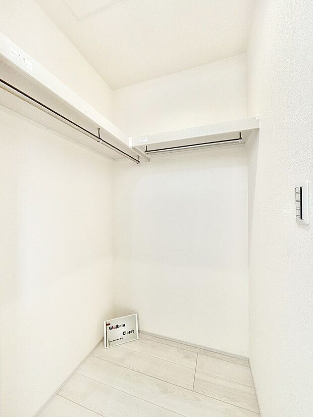 ウォークインクローゼット付きで生活空間を広く利用できます。