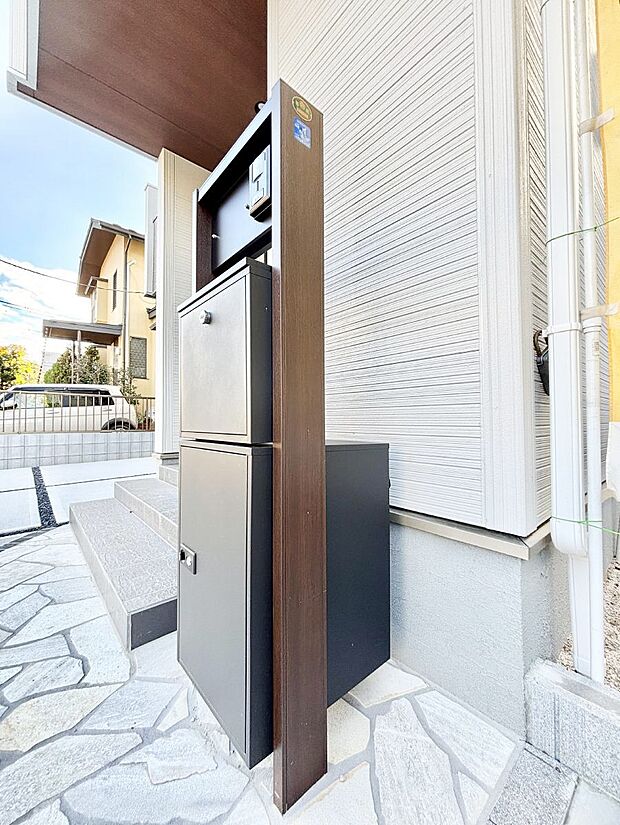 宅配ボックス付きで時間を気にせず宅配物をいつでも安全に受け取れます。