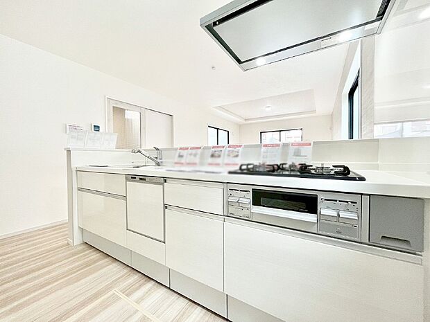 リビングで遊ぶお子様を見守りながらお料理ができる対面キッチン。