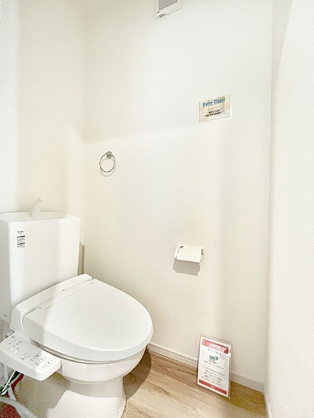 明るく清潔感のあるトイレです。 