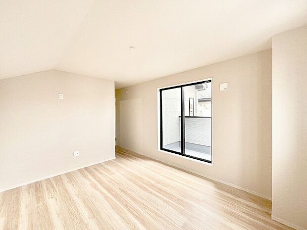 バルコニーが開放感をプラスしてくれる洋室