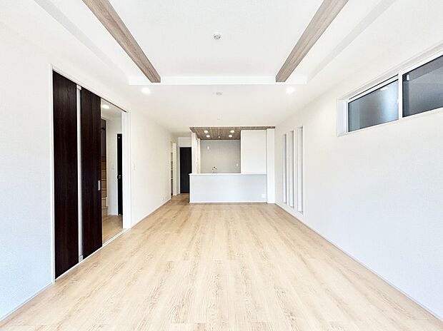 家族団らんの時間も増えそうなくつろぎのリビングダイニング。