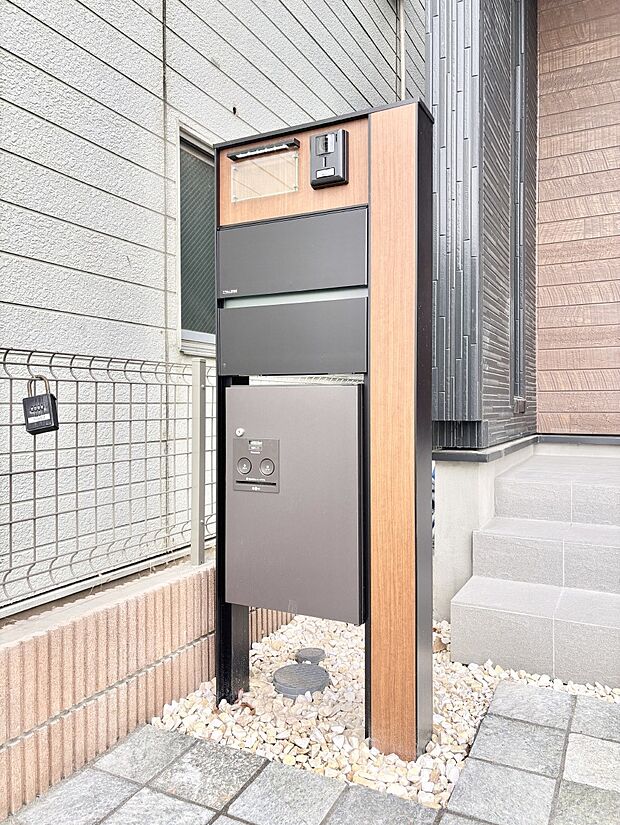 表札・インターホン・ポストをひとつに集約。エントランスになじむシンプルデザイン。