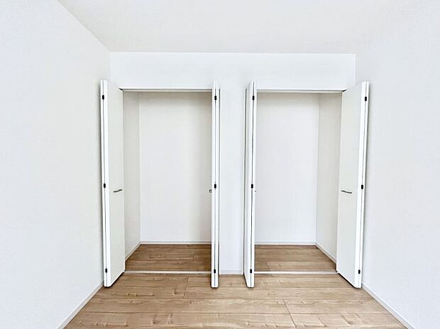 洋室のクローゼット。奥行きがあるので厚手の衣類もすっきり収まります。