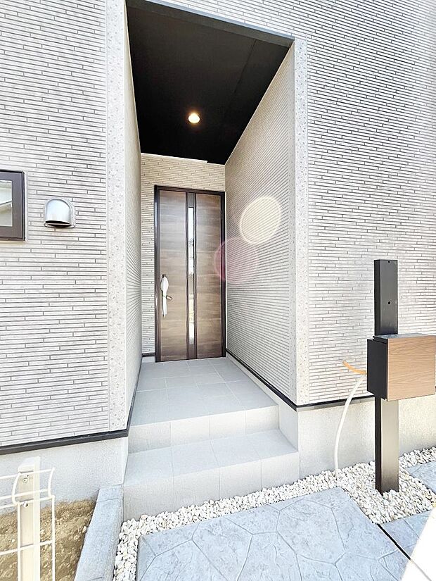 大切な家族、来客を出迎える玄関。