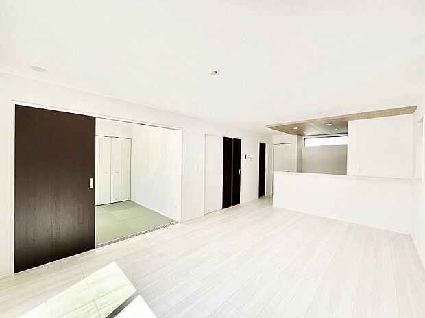 隣接の和室を開放すればさらに広々空間に  