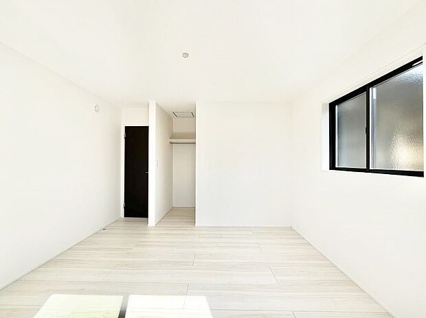 ウォークインクローゼットがあるお部屋！季節ごとの入れ替えも不要で便利です。 