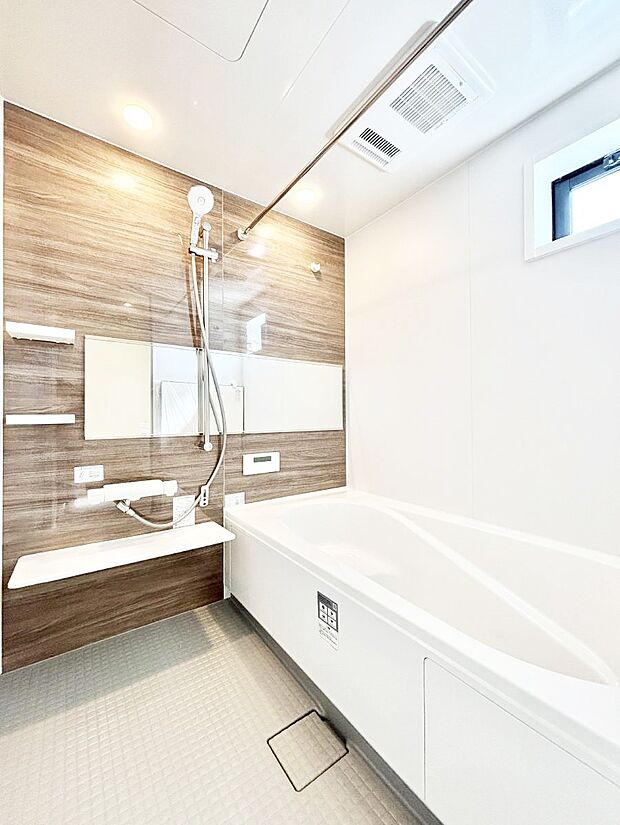 一日の疲れを癒してくれる明るい清潔感のあるバスルーム