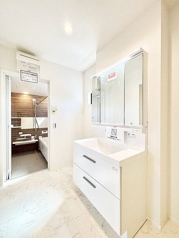 清潔感ある洗面化粧室で朝の身支度も快適