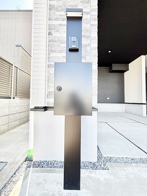 シンプルなデザインのポスト