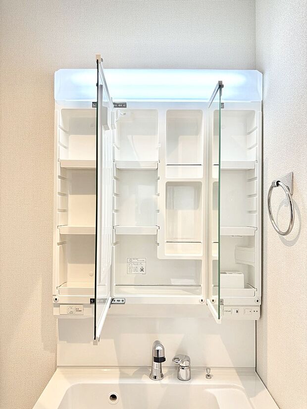 三面鏡の裏に、化粧品や衛生用品などを収納可能。洗面台をすっきりと保ちます！