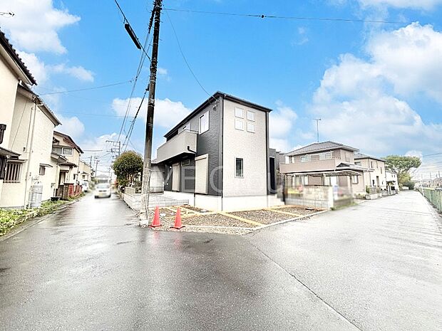 前面道路はきちんと整備されています  