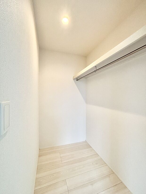 ウォークインクローゼット付きで生活空間を広く利用できます。