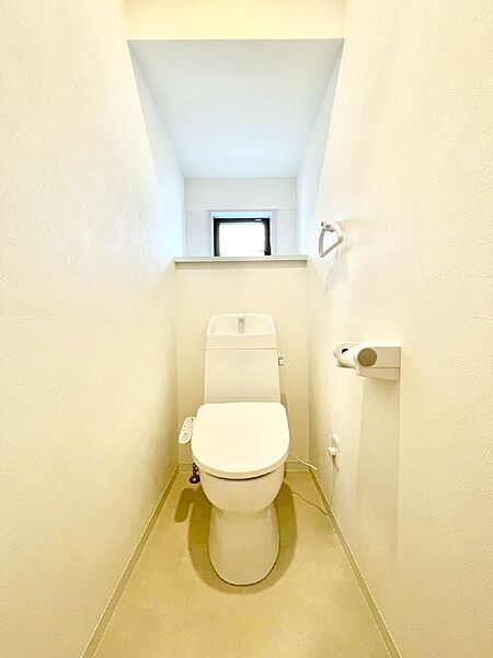 明るく清潔感のあるトイレです。