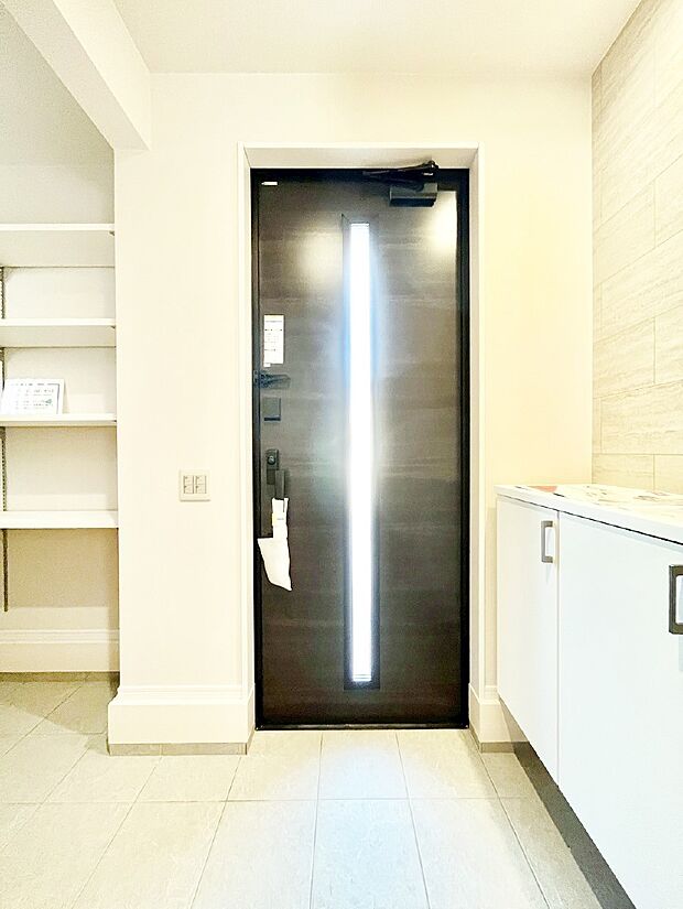 明るい陽光が入り込む玄関。ご家族の靴もスッキリ収納できる玄関収納付き!