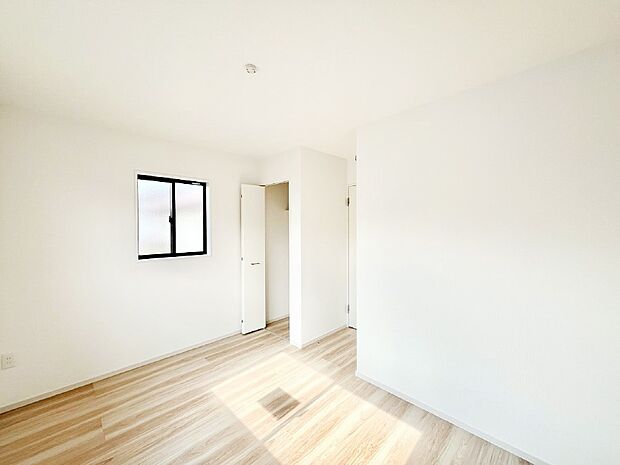 やさしい光がさしこむ居室はしっかり収納付き