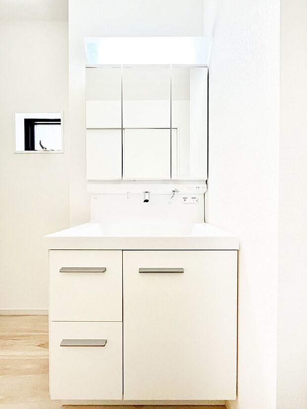 スタイリングに便利な三面鏡、ミラーキャビネットで細かい物スッキリ