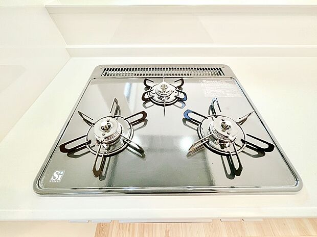 ガスコンロはSiセンサー搭載。火力調節や焦げ付き・消し忘れも防いでくれます。