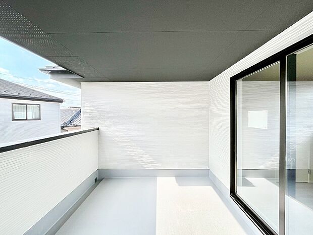 上部に屋根がかかっているので急な雨の時にも安心です。