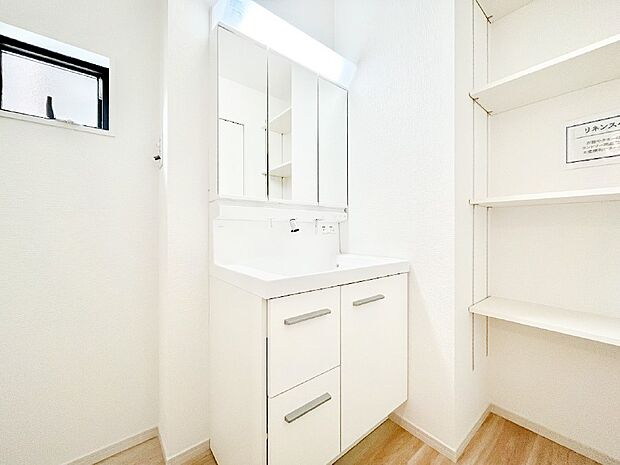 リネンスペース付きの洗面室。ゆとりの洗面スペースで忙しい朝の身支度もスムーズに!