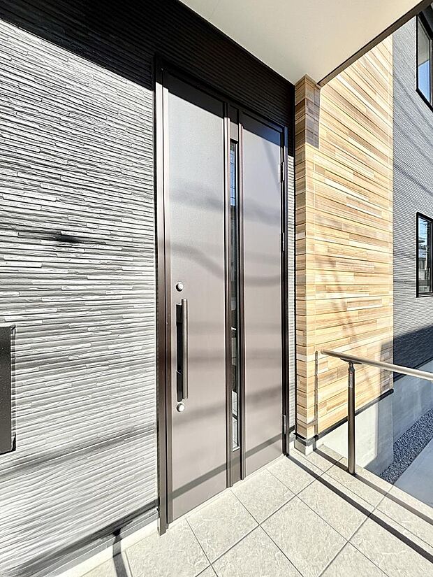 玄関前は雨が降っても濡れにくい屋根付き