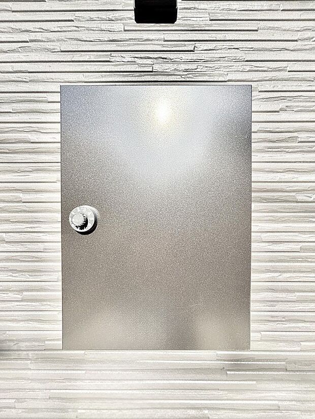 シンプルデザインのポスト。