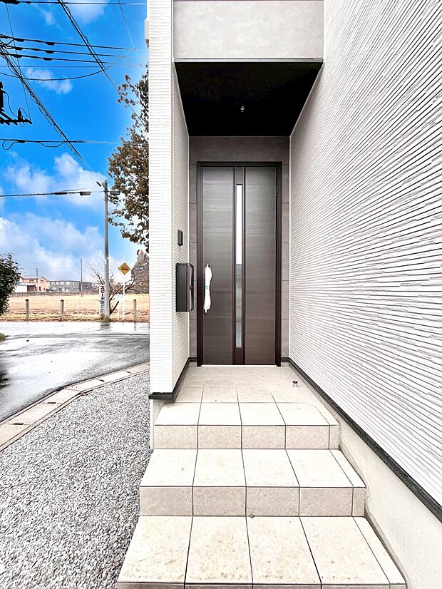 大切な家族、来客を出迎える玄関。