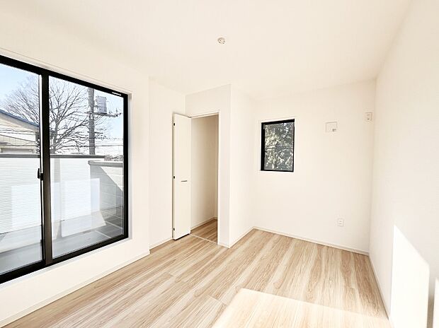 窓からのやさしい光が心地よいプライベートルーム